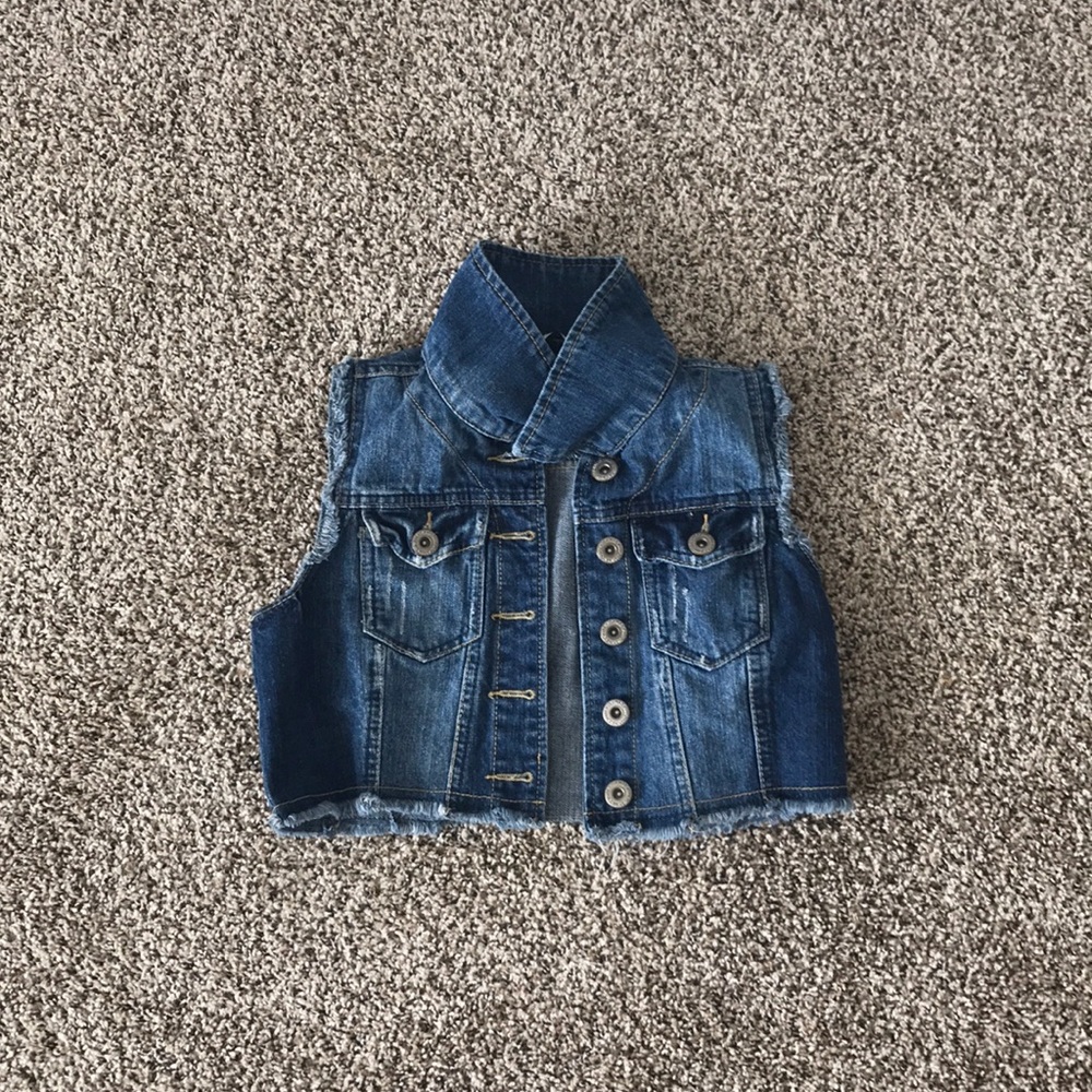 Cut off sleeve jean jacket
